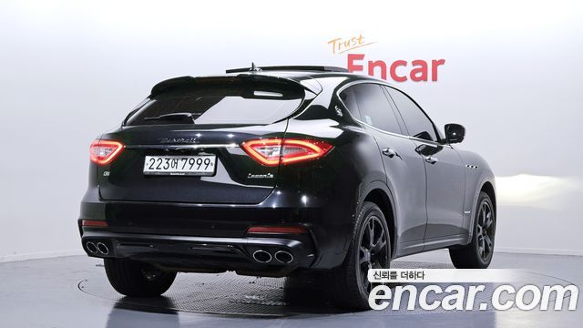 Maserati Levante 3.0 Diesel AWD GranSport - фото 1