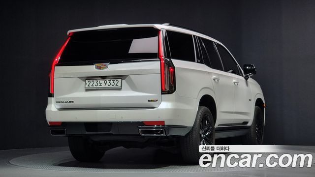 Cadillac Escalade 5-го поколения 6.2 Sports Platinum - фото 1