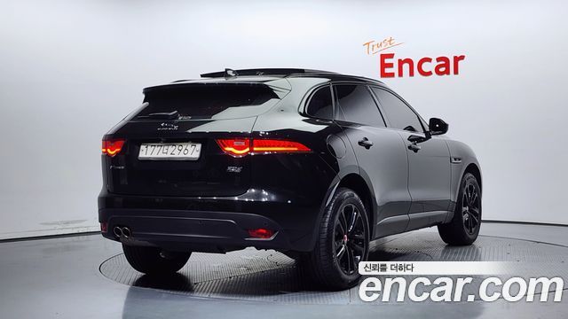 Jaguar F-PACE 20d Chequered Flag Edition - фото 1