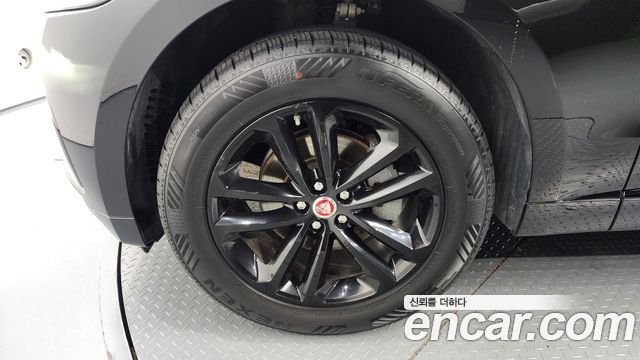 Jaguar F-PACE 20d Chequered Flag Edition - фото 4