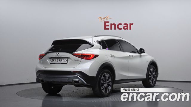 Infiniti QX30 2.0 Essential AWD - фото 1