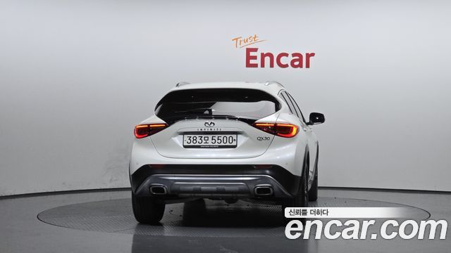 Infiniti QX30 2.0 Essential AWD - фото 3