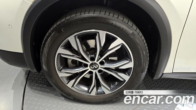 Infiniti QX30 2.0 Essential AWD - фото 4