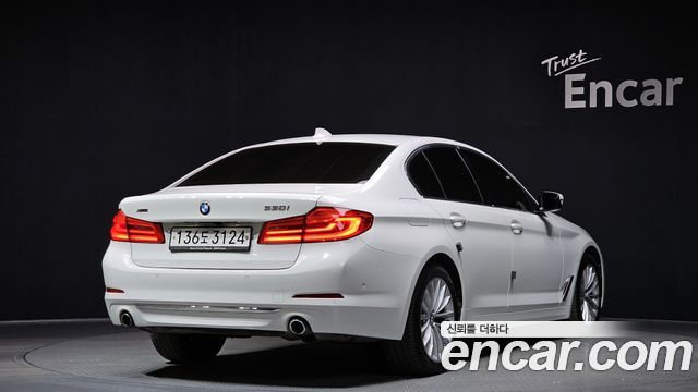 BMW 5-Series G30 530i xDrive Luxury Plus - фото 1