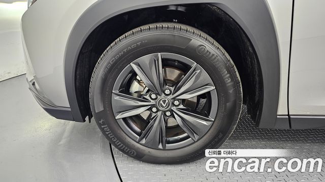 Lexus UX 2.0 2WD - фото 4