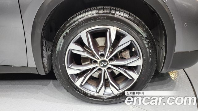Infiniti QX30 2.0 Essential AWD - фото 4