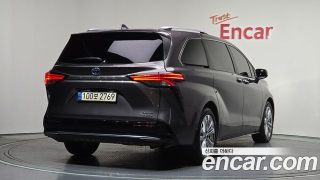 Toyota Sienna 4-го поколения 2.5 Hybrid 2WD - фото 1