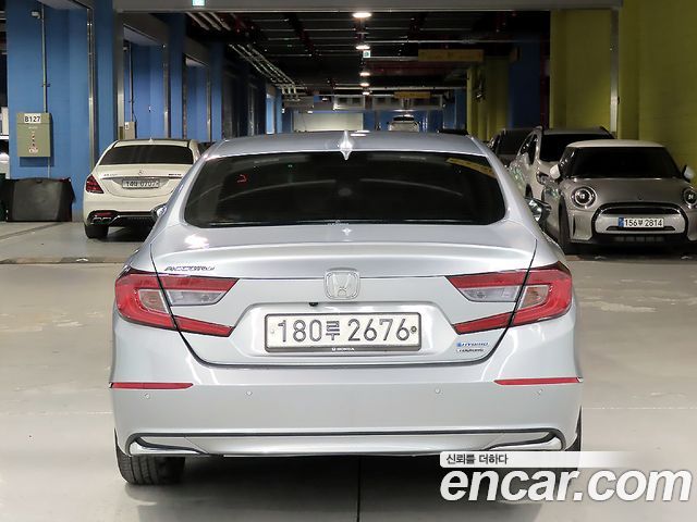 Honda Accord 10-го поколения 2.0 Hybrid Touring - фото 2