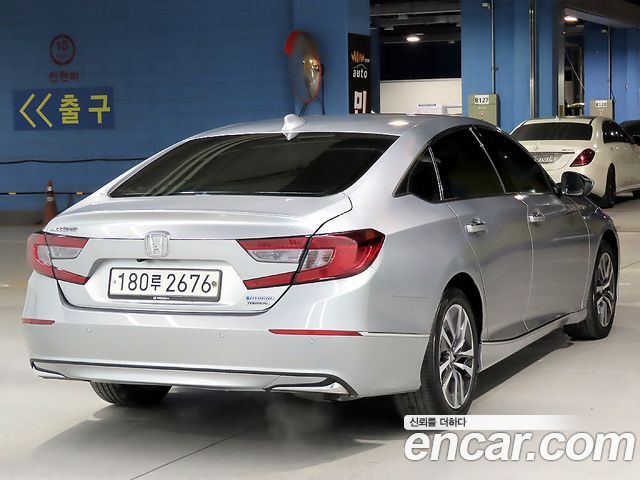 Honda Accord 10-го поколения 2.0 Hybrid Touring - фото 3