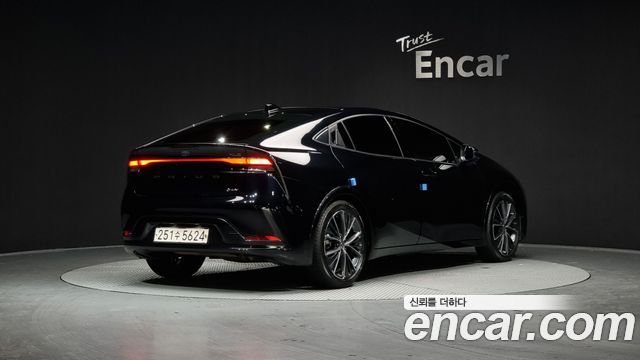 Toyota Prius 5-го поколения 2.0 XLE - фото 1