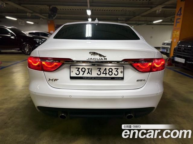 Jaguar XF X260 25t Prestige - фото 2