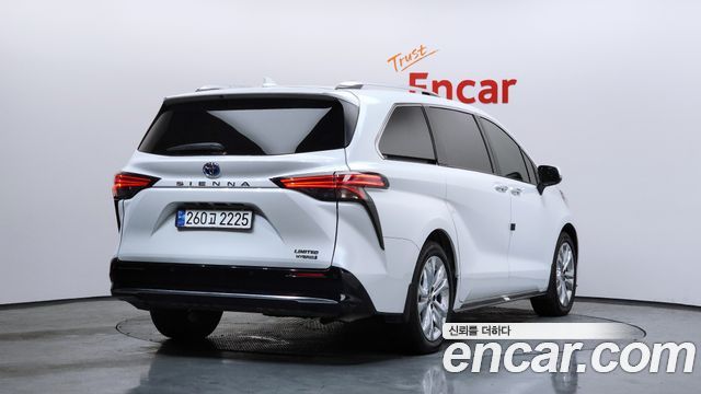 Toyota Sienna 4-го поколения 2.5 Hybrid 2WD - фото 1