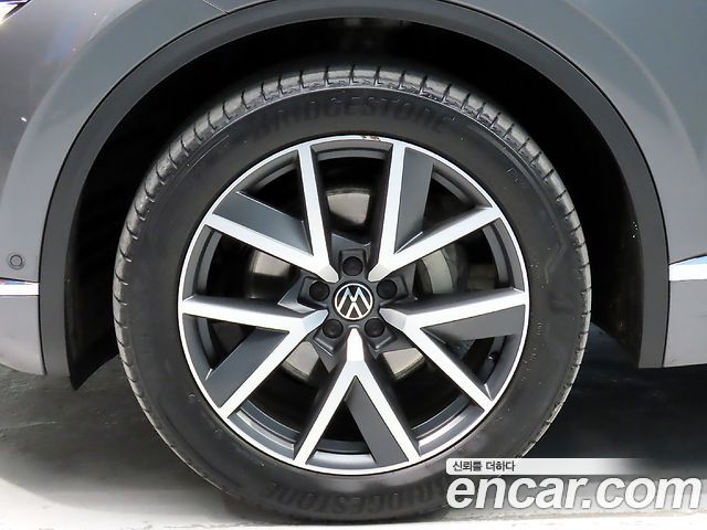 Volkswagen Touareg 3-го поколения 3.0 TDI Prestige - фото 4