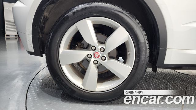 Jaguar E-PACE R250 R-Dynamic SE - фото 4