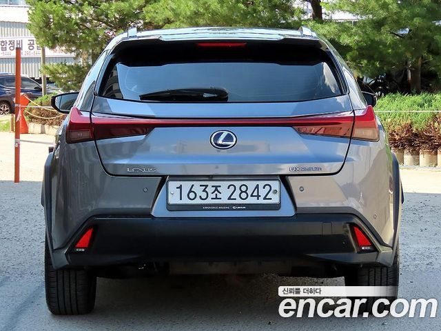 Lexus UX 2.0 AWD - фото 3