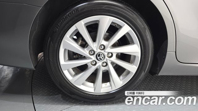 Toyota Camry XV70 2.5 LE Hybrid - фото 4