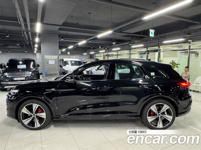 Audi Q5 40 TDI Quattro S Line Black Edition - фото 1