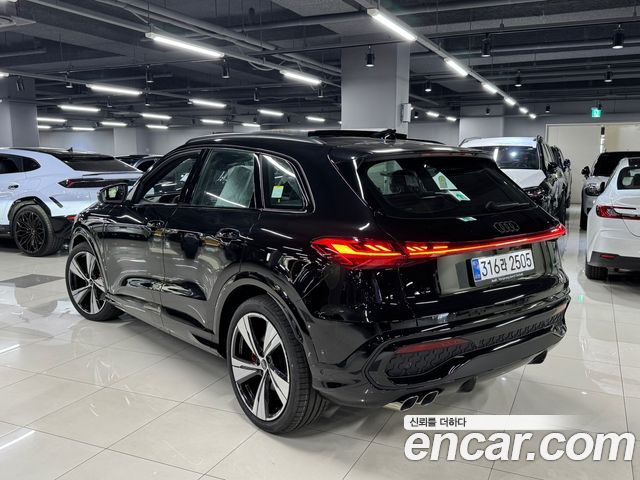 Audi Q5 40 TDI Quattro S Line Black Edition - фото 2