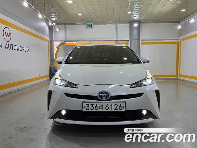 Toyota Prius 4-го поколения 1.8 - фото 1