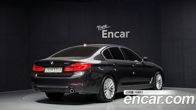 BMW 5-Series G30 530i Luxury Plus - фото 1