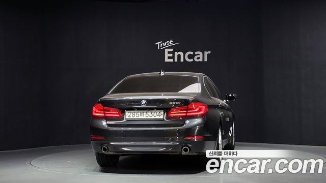 BMW 5-Series G30 530i Luxury Plus - фото 3