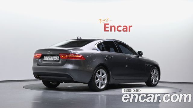 Jaguar XE 20d Portfolio - фото 0