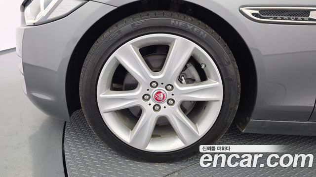 Jaguar XE 20d Portfolio - фото 3