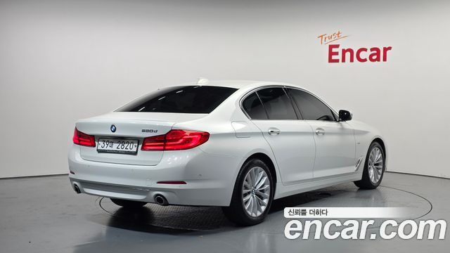 BMW 5-Series G30 520d Luxury Special Edition - фото 1