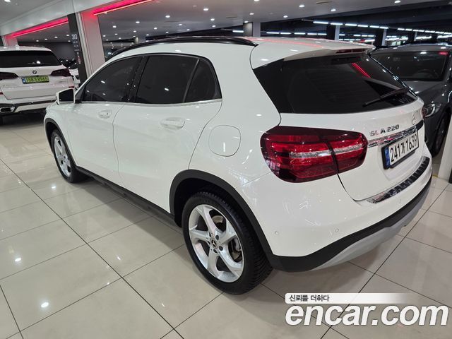 Mercedes-Benz GLA-Class X156 GLA220 - фото 1