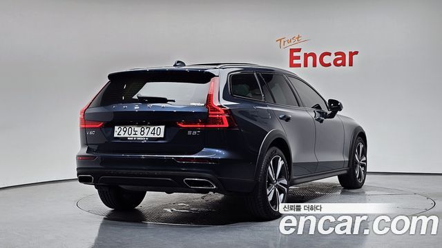 Volvo V60 2-го поколения B5 Pro AWD - фото 1