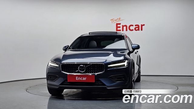 Volvo V60 2-го поколения B5 Pro AWD - фото 2