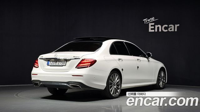 Mercedes-Benz E-Class W213 E350 4MATIC AMG Line - фото 1