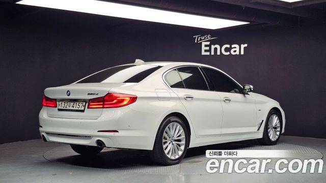 BMW 5-Series G30 520d Luxury Special Edition - фото 1