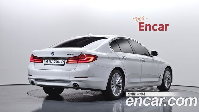 BMW 5-Series G30 530i Luxury Plus - фото 1