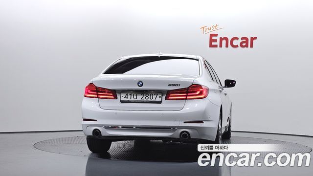 BMW 5-Series G30 530i Luxury Plus - фото 3