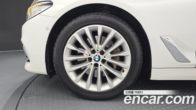 BMW 5-Series G30 530i Luxury Plus - фото 4