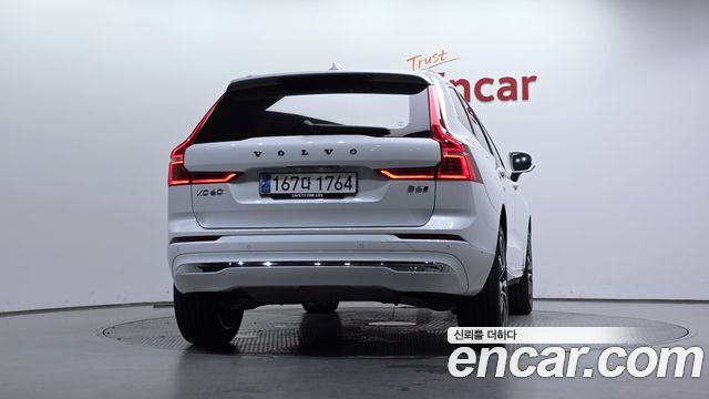Volvo XC60 2-го поколения B6 Ultimate Bright - фото 3