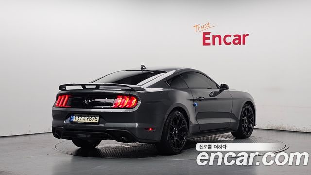 Ford Mustang Coupe - фото 1