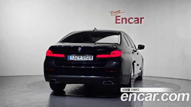 BMW 5-Series G30 530i Luxury - фото 3