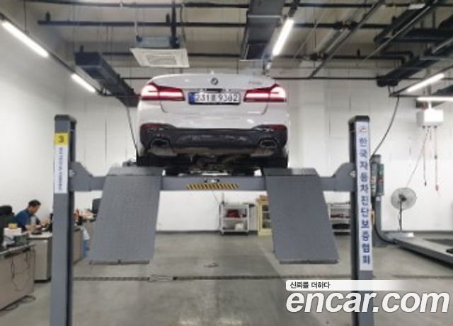 BMW 5-Series G30 520i M Sport - фото 1