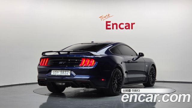 Ford Mustang GT Coupe - фото 1