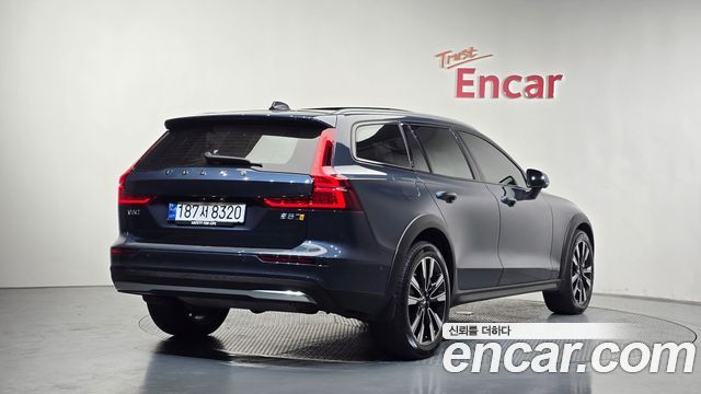 Volvo V60 2-го поколения B5 Ultimate AWD - фото 0