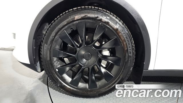 Tesla Model Y RWD - фото 3