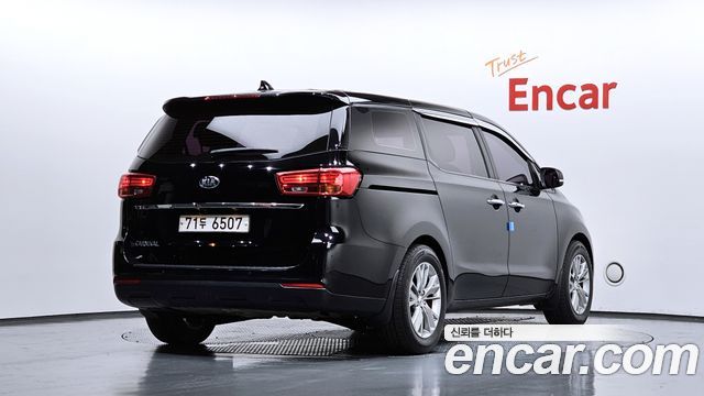 Kia Carnival Новый 11-Seater Deluxe - фото 1