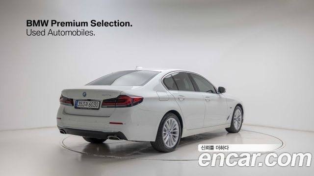 BMW 5-Series G30 530e Luxury - фото 1