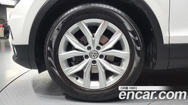 Volkswagen Tiguan 2-го поколения 2.0 TDI Premium - фото 4