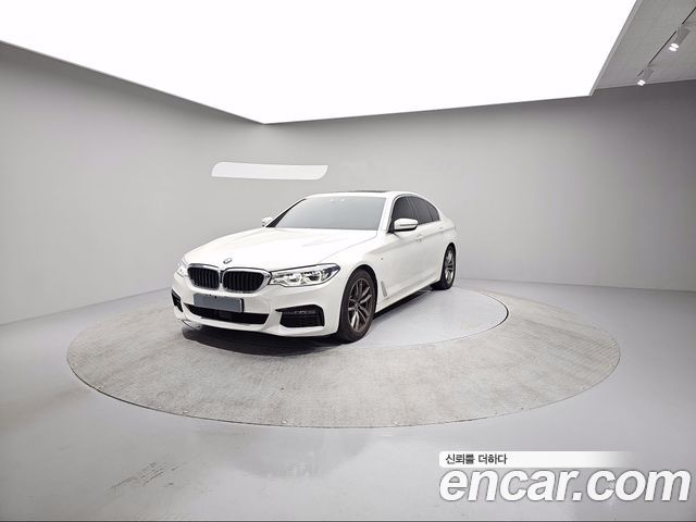 BMW 5-Series G30 520i M Sport - фото 0