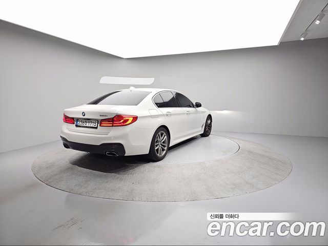 BMW 5-Series G30 520i M Sport - фото 1
