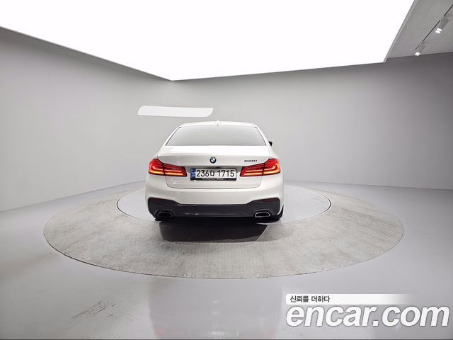 BMW 5-Series G30 520i M Sport - фото 3