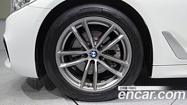 BMW 5-Series G30 520i M Sport - фото 4